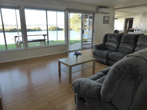 Riverfront Holiday House - Accommodation Main Beach 0