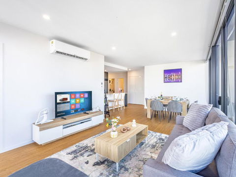 Riverside 2BR Delicate Apt - Accommodation Main Beach 1