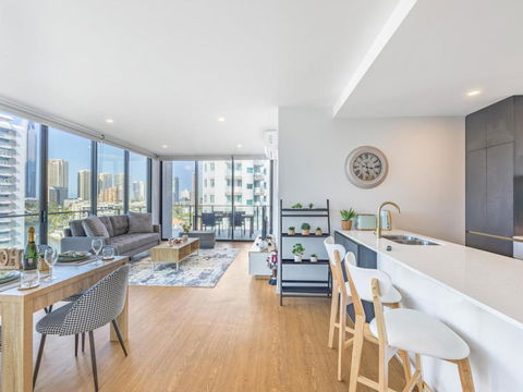 Riverside 2BR Delicate Apt - Accommodation Main Beach 2