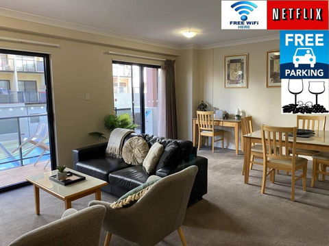 RIVERSIDE CITY VIEW PARKING NETFLIX WIFI WINE FREE - Accommodation Main Beach 0