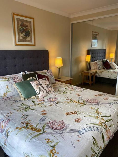 RIVERSIDE CITY VIEW PARKING NETFLIX WIFI WINE FREE - Accommodation Main Beach 1