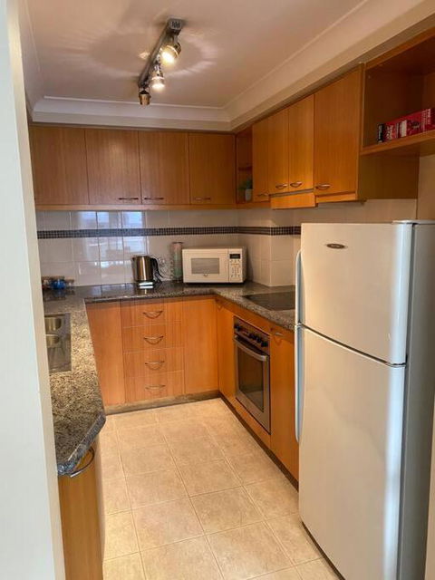RIVERSIDE CITY VIEW PARKING NETFLIX WIFI WINE FREE - Accommodation Main Beach 2