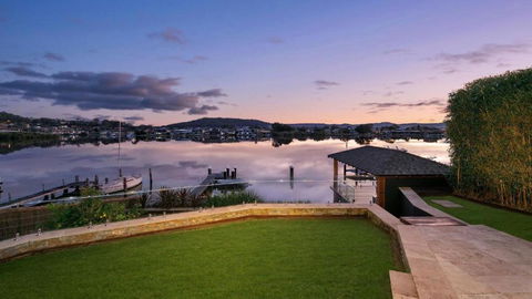 Riverside Retreat - Absolute Waterfront - Accommodation Main Beach 1