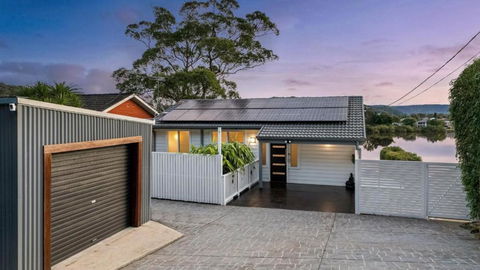 Riverside Retreat - Absolute Waterfront - Accommodation Main Beach 2