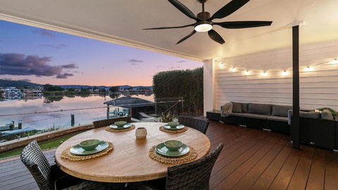 Riverside Retreat - Absolute Waterfront - Accommodation Main Beach 3