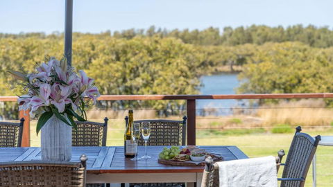 Riverside Retreat, Coolangatta, Near Seven Mile Beach - Accommodation Main Beach 2