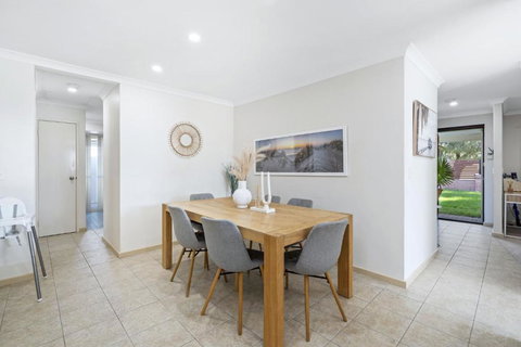 Rivervale Family Retreat - Accommodation Main Beach 3