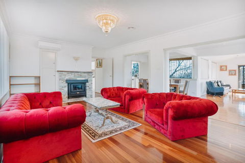 Restful Canberra Retreat In Spacious Terrace Home - Accommodation Main Beach 0