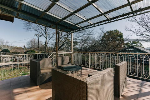 Restful Canberra Retreat In Spacious Terrace Home - Accommodation Main Beach 2