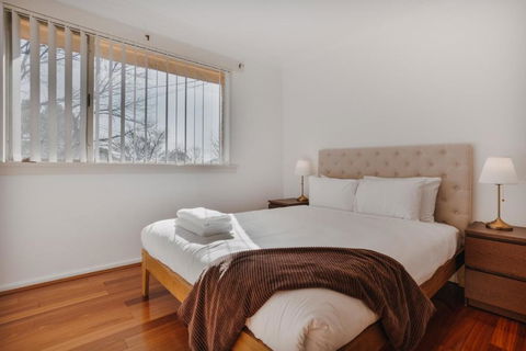 Restful Canberra Retreat In Spacious Terrace Home - Accommodation Main Beach 3