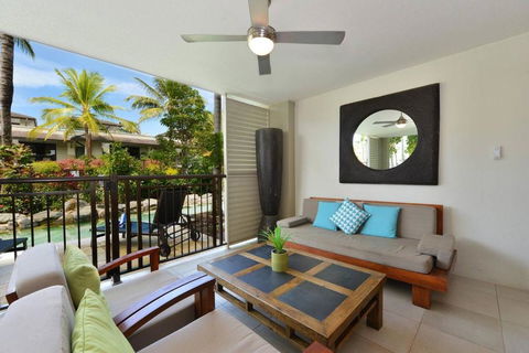 Resort-style Swim Out - A True Tropical Oasis - Accommodation Main Beach 1