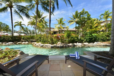 Resort-style Swim Out - A True Tropical Oasis - Accommodation Main Beach 0
