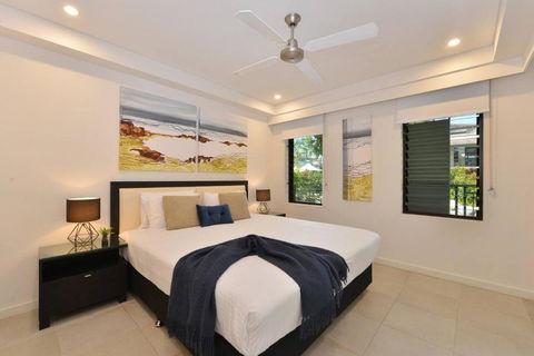 Resort-style Swim Out - A True Tropical Oasis - Accommodation Main Beach 2