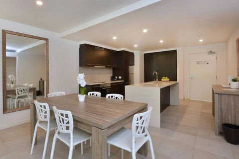 Resort-style Swim Out - A True Tropical Oasis - Accommodation Main Beach 3