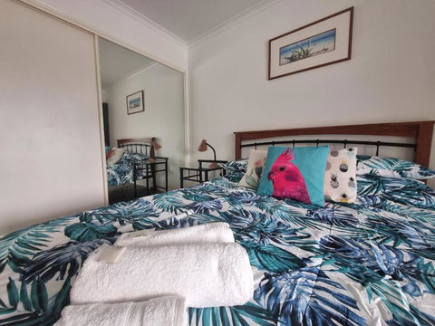 Residential Two-bedroom Unit On The Strand, Self-check In, Wi-fi - Accommodation Main Beach 2