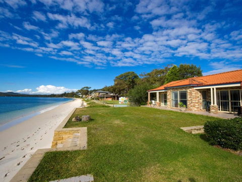 Salamander Beach Front - Accommodation Main Beach 0