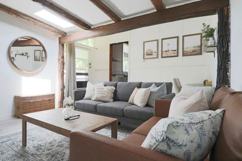 Rustic Chic 200 Metres From CBD - Accommodation Main Beach 0