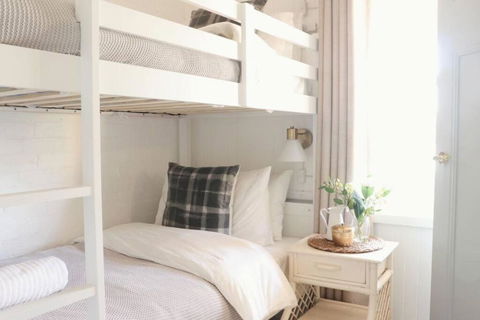 Rustic Chic 200 Metres From CBD - Accommodation Main Beach 1