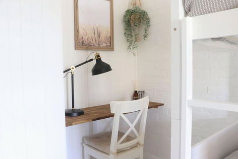 Rustic Chic 200 Metres From CBD - Accommodation Main Beach 2