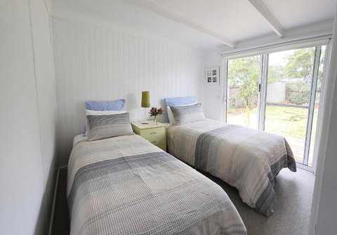 Saltbush - Ideally Located And Modernised MCM Beach House - Accommodation Main Beach 1