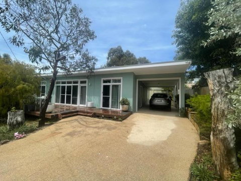 Saltbush - Ideally Located And Modernised MCM Beach House - Accommodation Main Beach 0