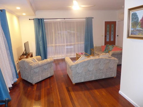Rural Ambience With Netflix - Accommodation Main Beach 3