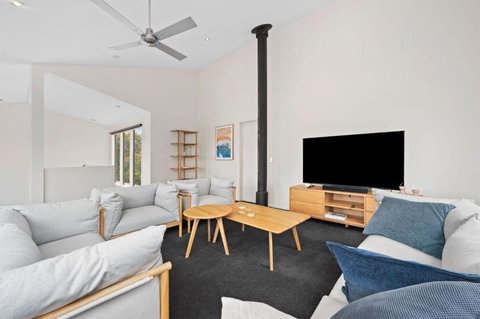 Roadknight Ocean Road View 236 - Accommodation Main Beach 0
