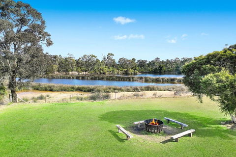 Roads End With Games Barn Ponies Alfresco Dining - Accommodation Main Beach 3