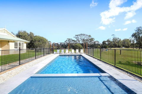 Roads End With Games Barn Ponies Alfresco Dining - Accommodation Main Beach 1