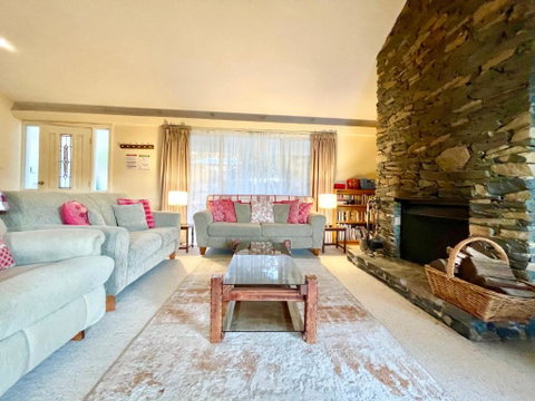 Rocky Mountain Cottage - Accommodation Main Beach 1