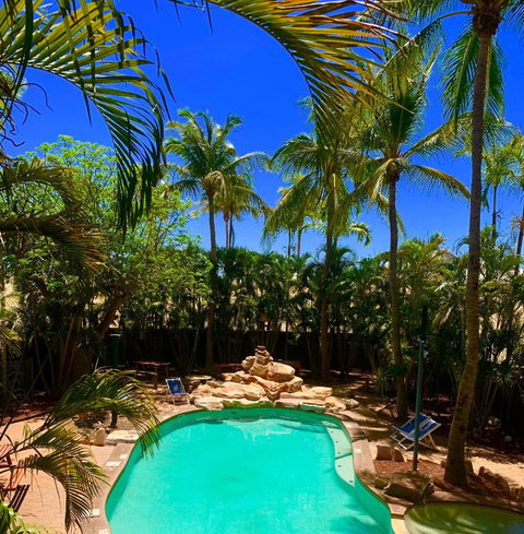 Roey Backpackers And Party Bar - Accommodation Main Beach 1