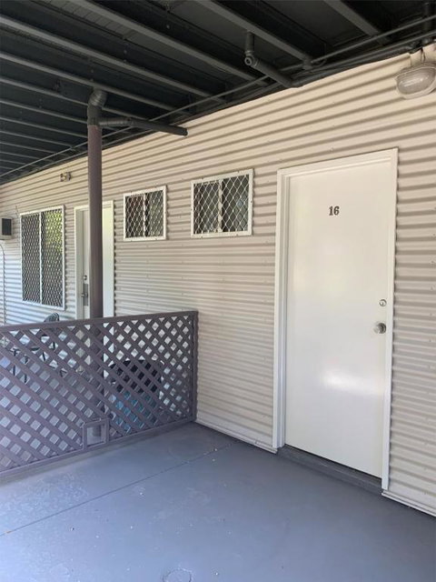Roey Backpackers And Party Bar - Accommodation Main Beach 2