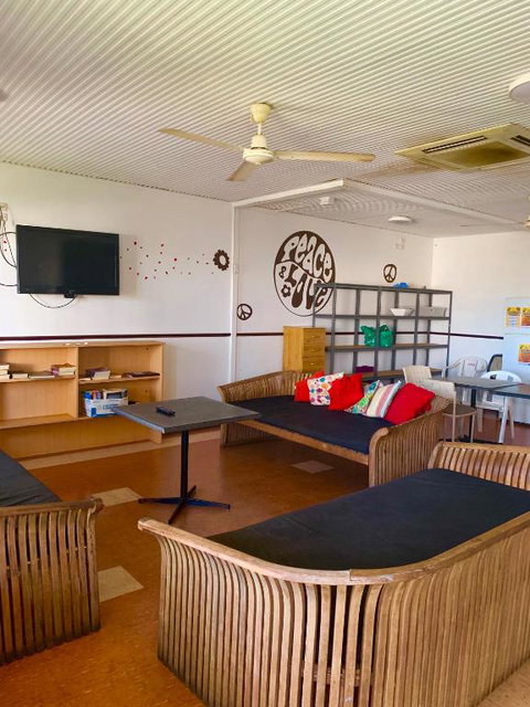 Roey Backpackers And Party Bar - Accommodation Main Beach 3