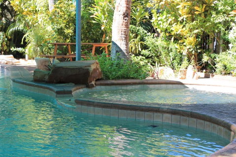 Roey Backpackers And Party Bar - Accommodation Main Beach 0