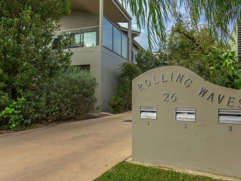 Rolling Waves No 2 - Accommodation Main Beach 0