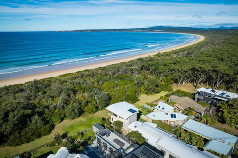 Rolling Waves 3 - Beach Access & Pet Friendly! - Accommodation Main Beach 0