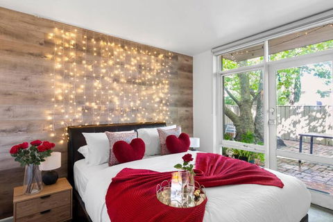 Romantic Retreat With Garden - Accommodation Main Beach 0