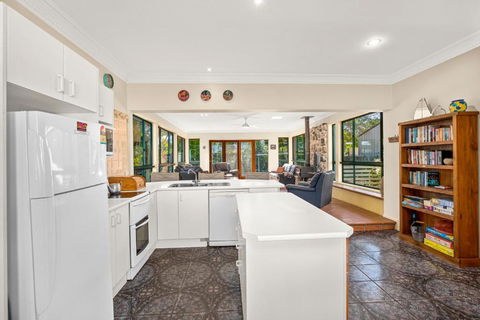 Ronnies Cottage - Accommodation Main Beach 3