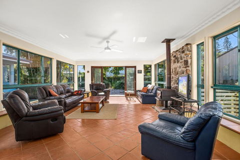 Ronnies Cottage - Accommodation Main Beach 1