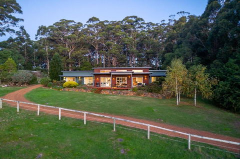 Roo Corner I Private Properties - Accommodation Main Beach 0