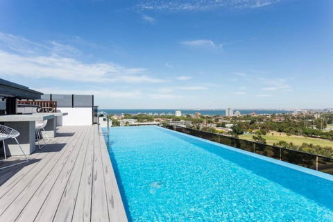 Rooftop Infinity Pool - St Kilda Luxury - Accommodation Main Beach 0