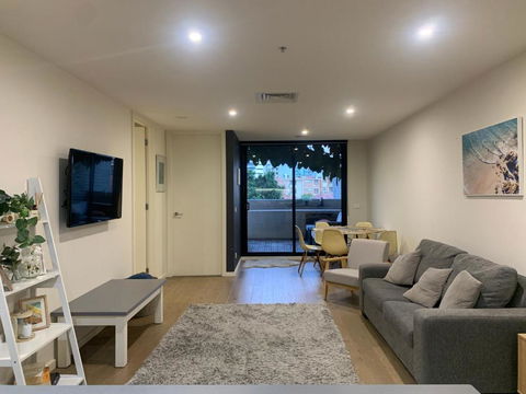 Rooftop Infinity Pool - St Kilda Luxury - Accommodation Main Beach 2