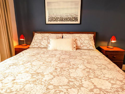 Room @ 88 - Accommodation Main Beach 1