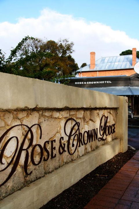 Rose & Crown Hotel - Accommodation Main Beach 3