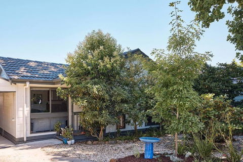 Rose Cottage - Right In Town - Accommodation Main Beach 1