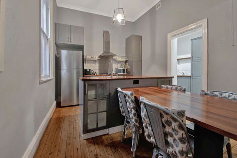 Rose Cottage - Stroll To CBD, Leafy Setting - Accommodation Main Beach 1