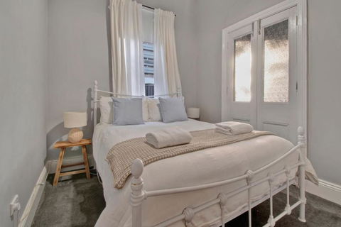 Rose Cottage - Stroll To CBD, Leafy Setting - Accommodation Main Beach 2