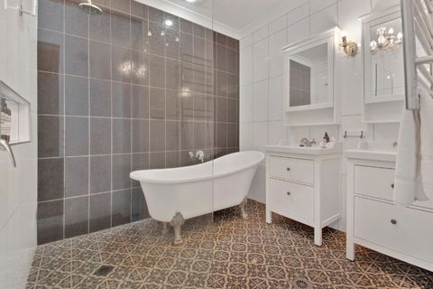 Rose Cottage - Stroll To CBD, Leafy Setting - Accommodation Main Beach 3