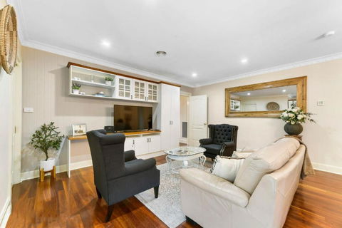 Roselawn Manor - 5 Bedroom Entertainer - Accommodation Main Beach 2