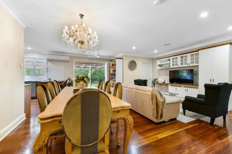 Roselawn Manor - 5 Bedroom Entertainer - Accommodation Main Beach 3
